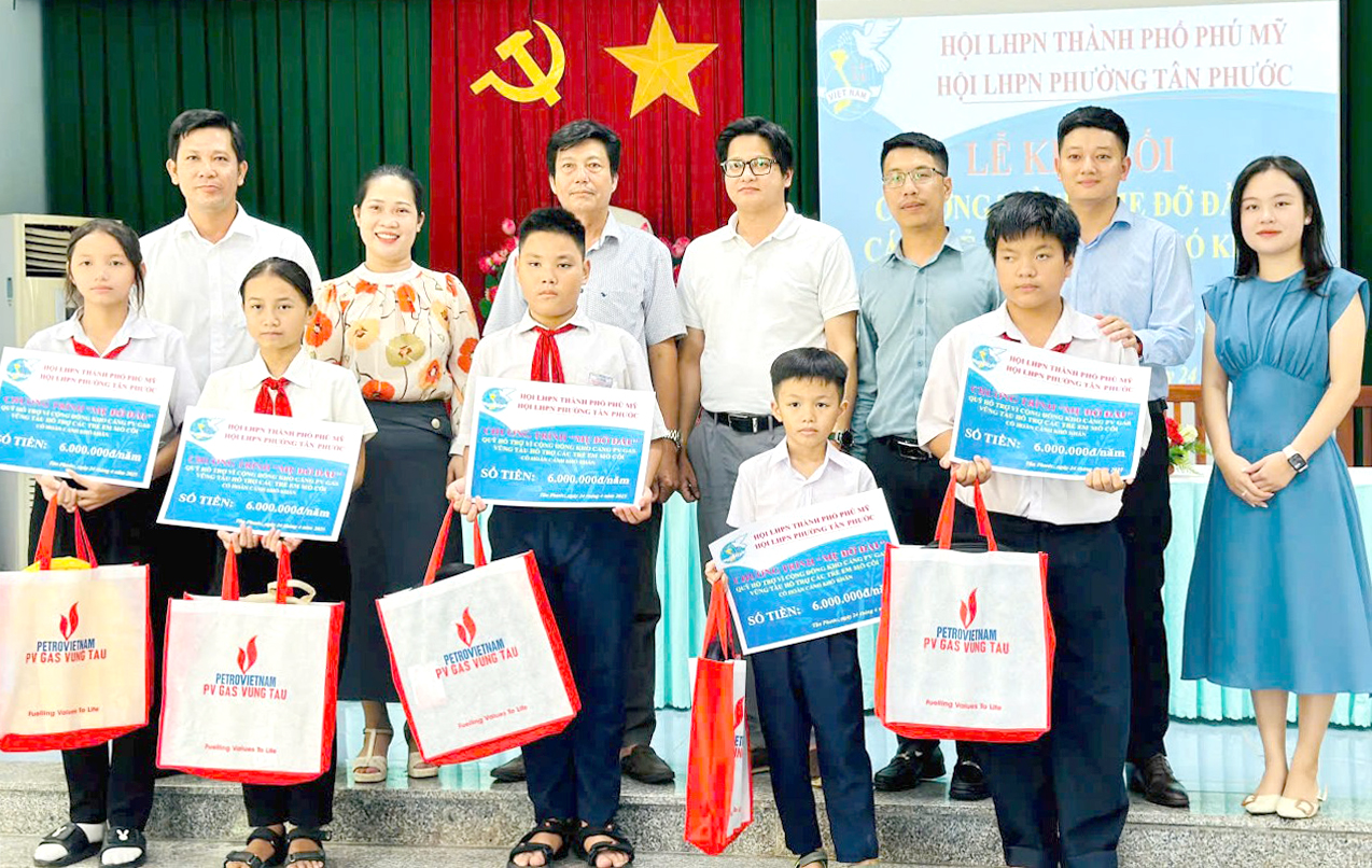 Hội LHPN phường Tân Phước (TP.Phú Mỹ) vận động các nhà tài trợ nhận đỡ đầu hàng tháng cho trẻ khó khăn.