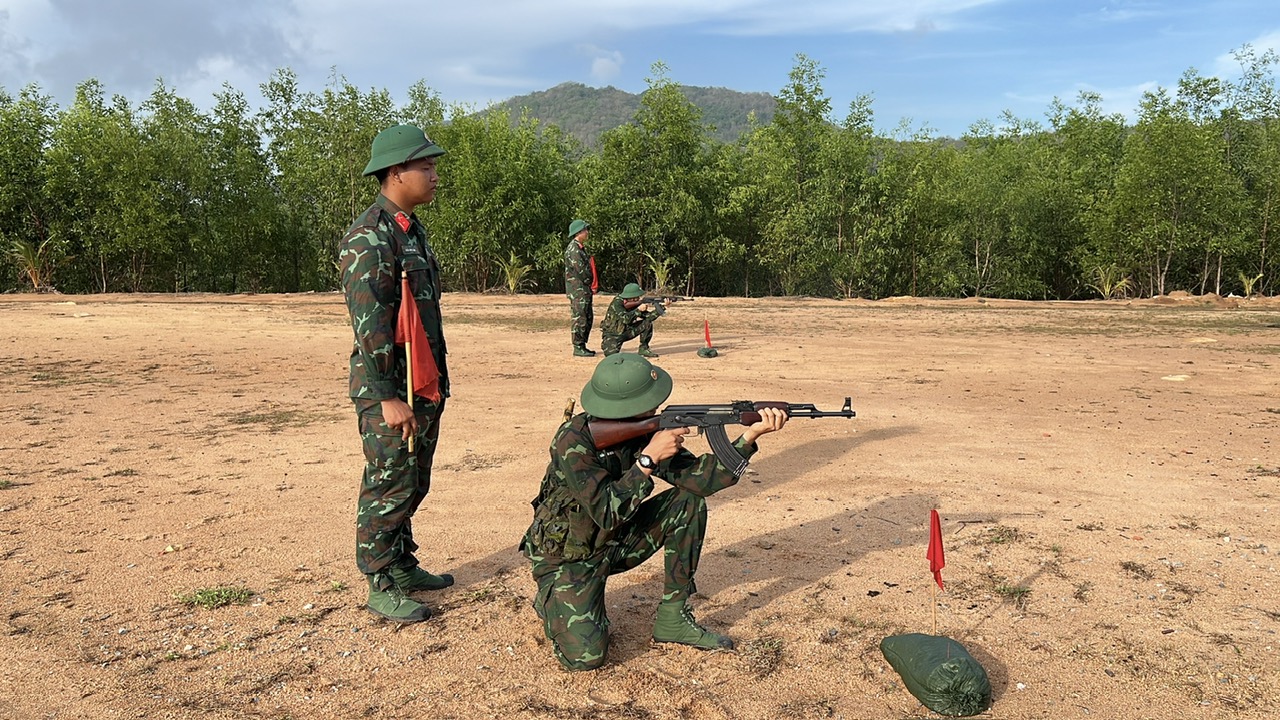 Tân binh Trung đoàn Minh Đạm tự tin thực hiện kiểm tra bài bắn súng AK.