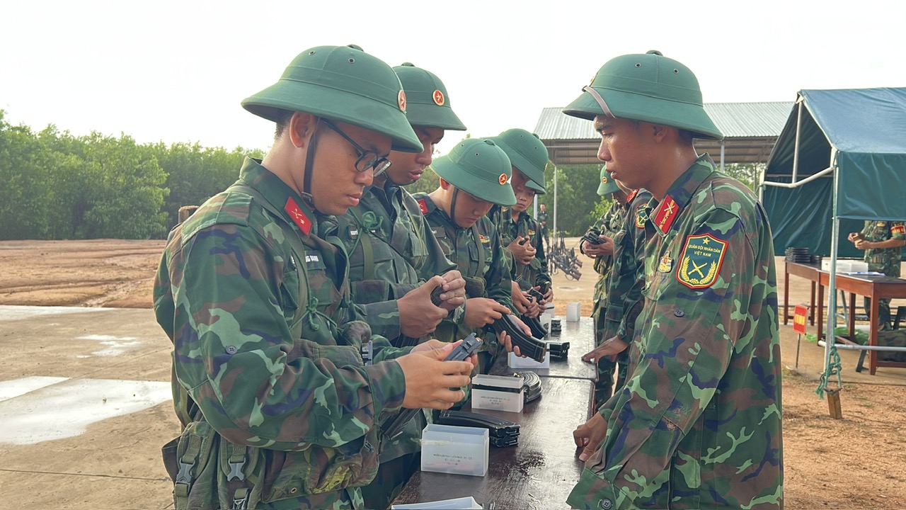 Các chiến sĩ thực hiện thao tác lắp, mở súng.