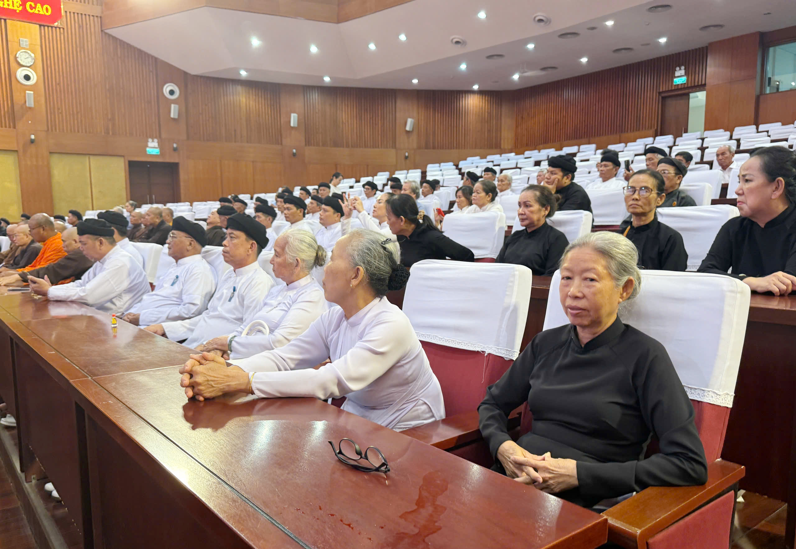 Các đại biểu tham dự hội nghị.
