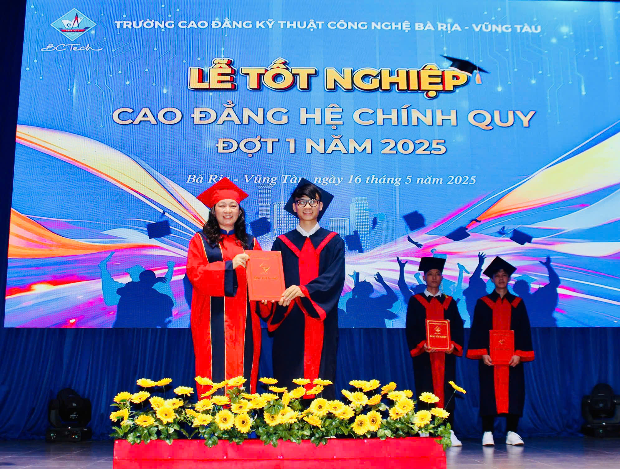 Bà Trương Huỳnh Như, Hiệu trưởng nhà trường  trao Bằng tốt nghiệp cho sinh viên.