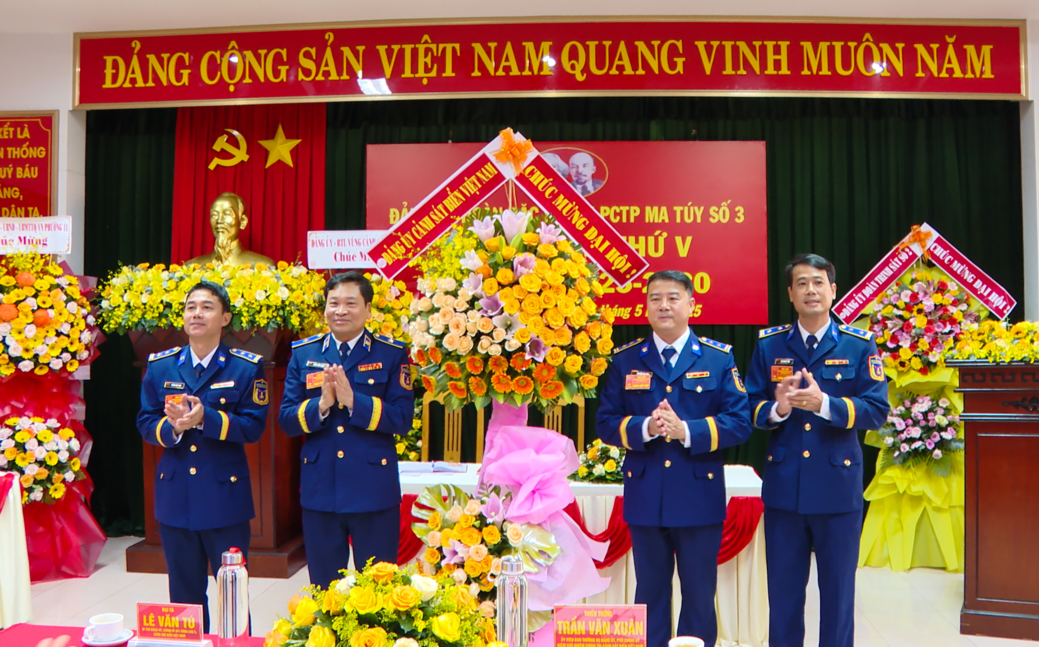 Thay mặt Đảng ủy Cảnh Sát biển Việt Nam, Thiếu tướng Trần Văn Xuân Ủy viên thường vụ Đảng ủy, Phó Chính ủy Cảnh sát biển Việt Nam dự tặng lãng hoa chúc mừng Đại hội.