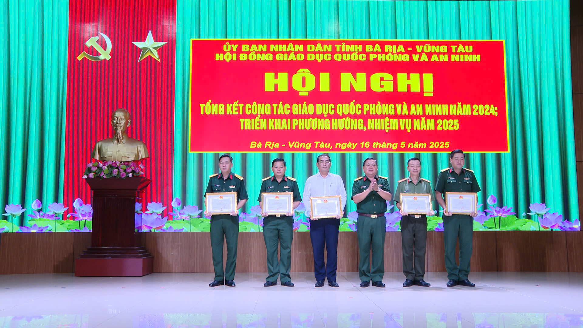 Đại tá Trần Văn Cư, Chỉ huy trưởng Bộ CHQS tỉnh, trao Bằng khen cho các tập thể, cá nhân có thành tích xuất sắc trong tổ chức thực hiện công tác GDQPAN năm 2024.