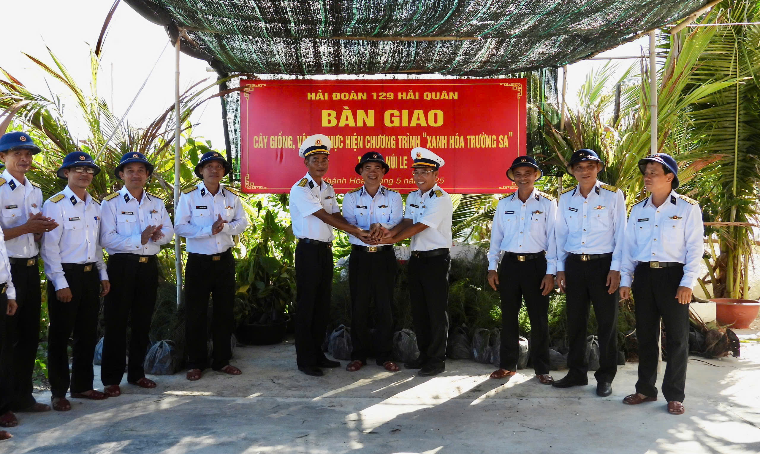 Đoàn công tác bàn giao cây giống, vật tư tại Núi Le.
