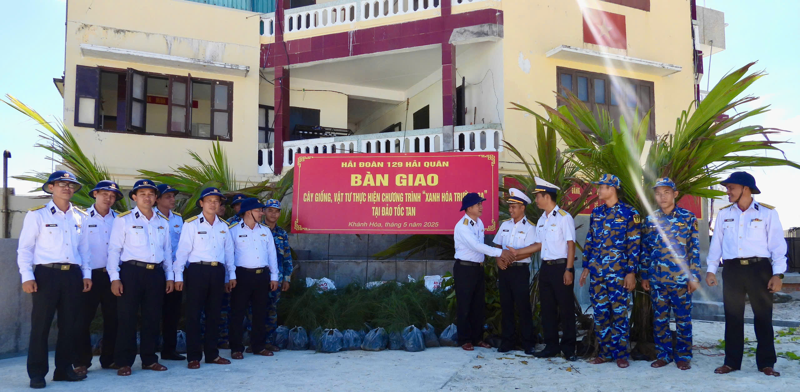 Đoàn ban giao cây giống, vật tư thực hiện chương trình 