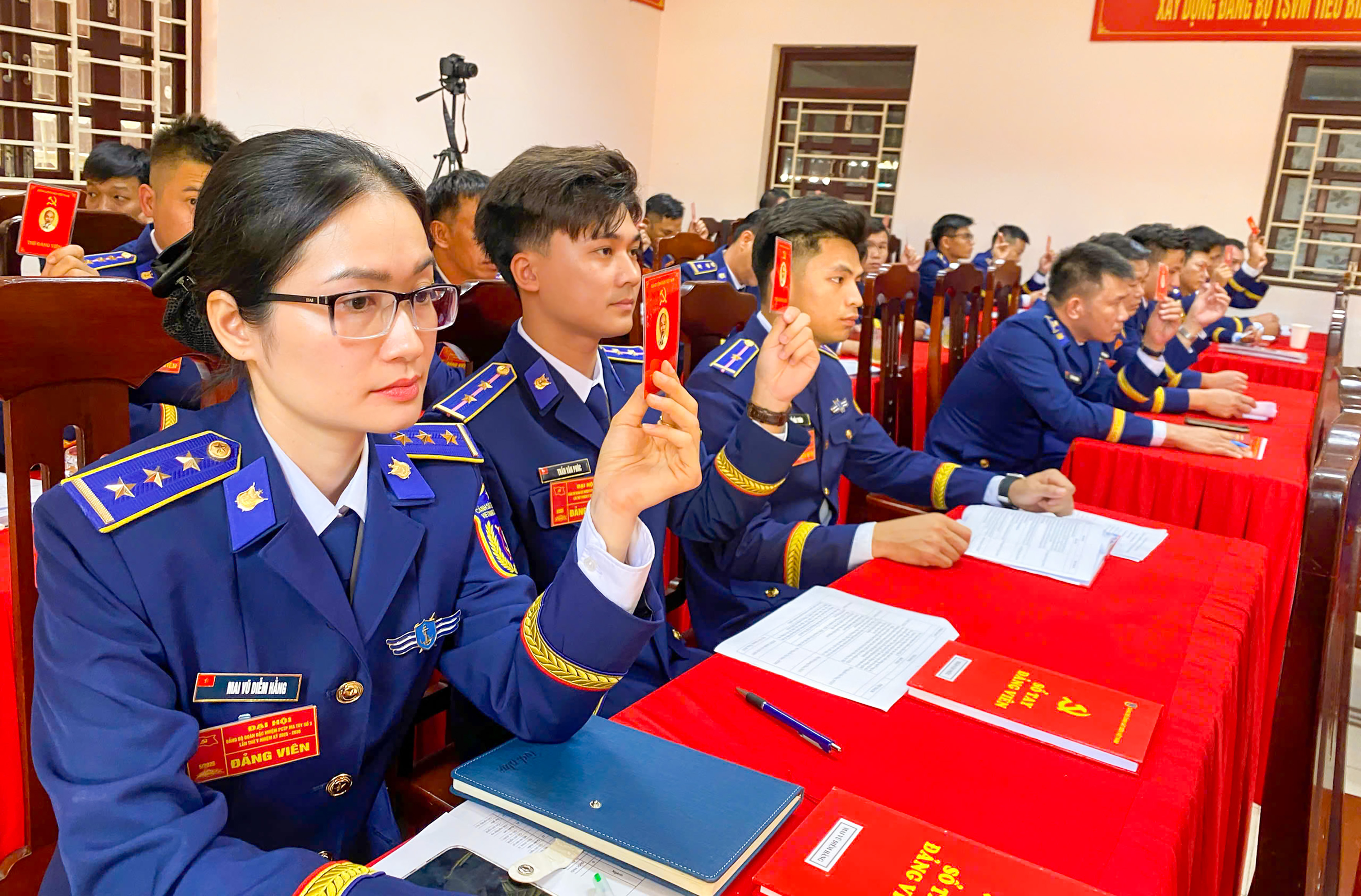 Đại biểu biểu quyết thông qua Nghị quyết Đại hội.