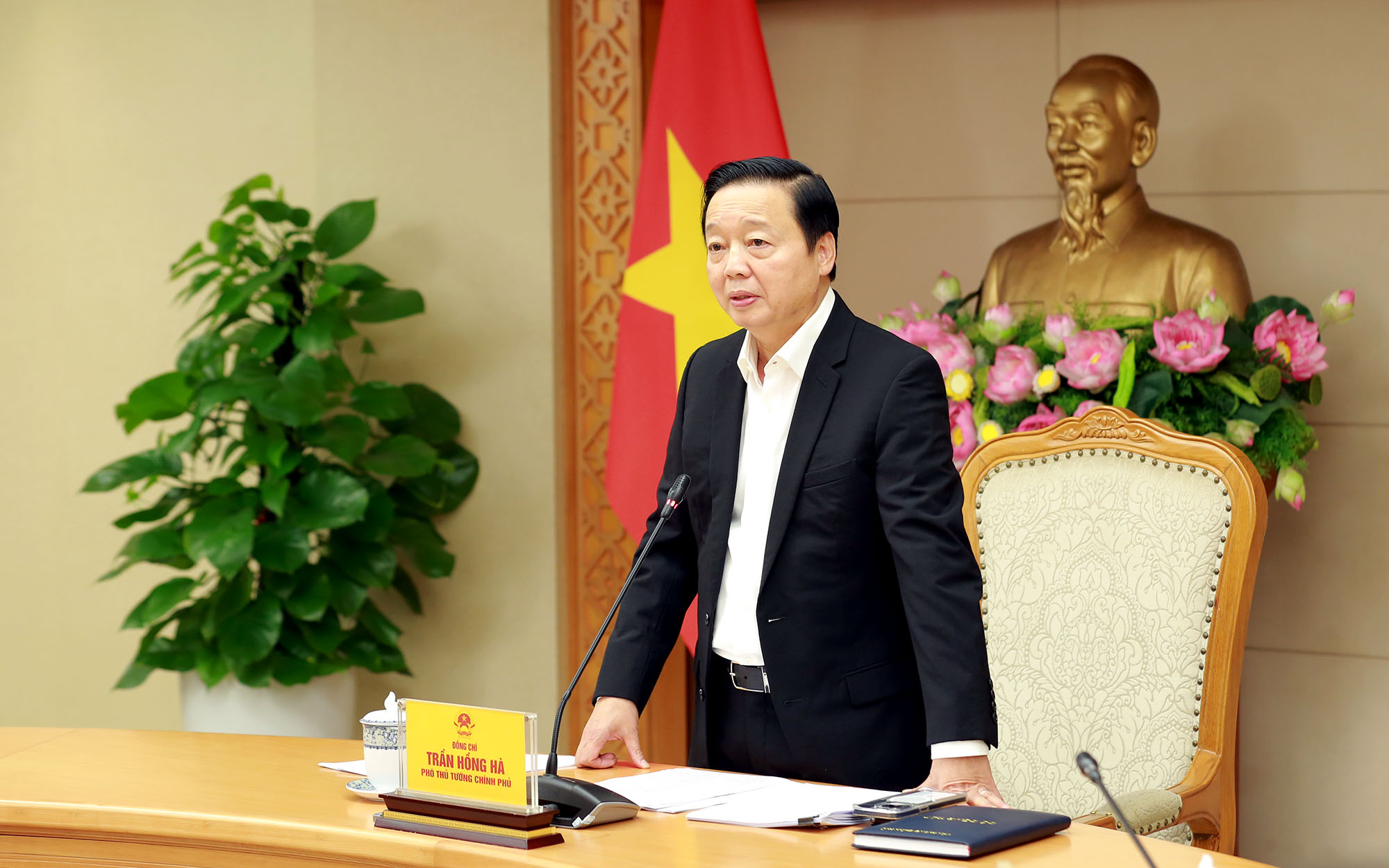 Phó Thủ tướng Chính phủ, Chủ tịch Ủy ban An toàn giao thông Quốc gia Trần Hồng Hà chủ trì hội nghị.