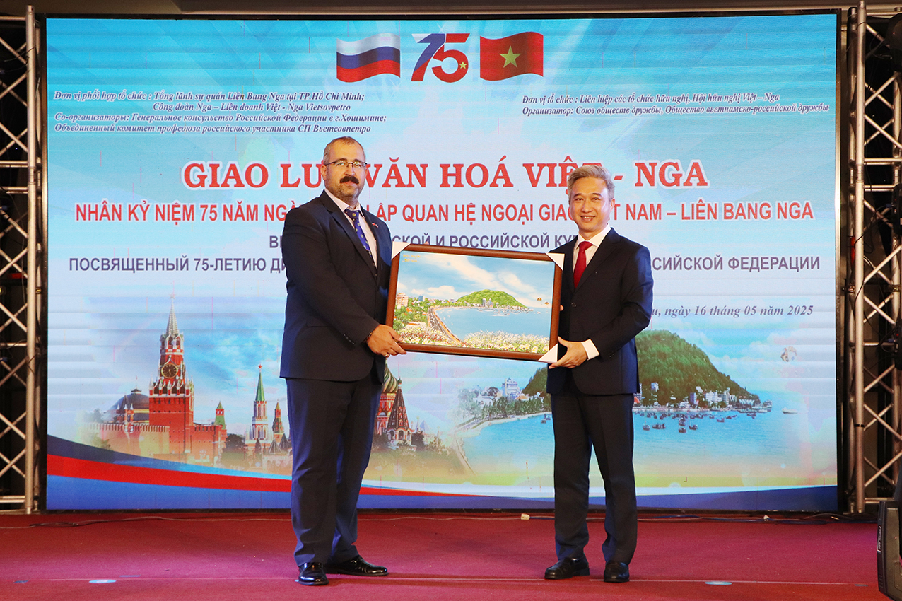 Phó Chủ tịch UBND tỉnh Đặng Minh Thông tặng quà lưu niệm tới ông Sadykov Timur Sirozhevich, Tổng lãnh sự Liên bang Nga tại TP.Hồ Chí Minh.