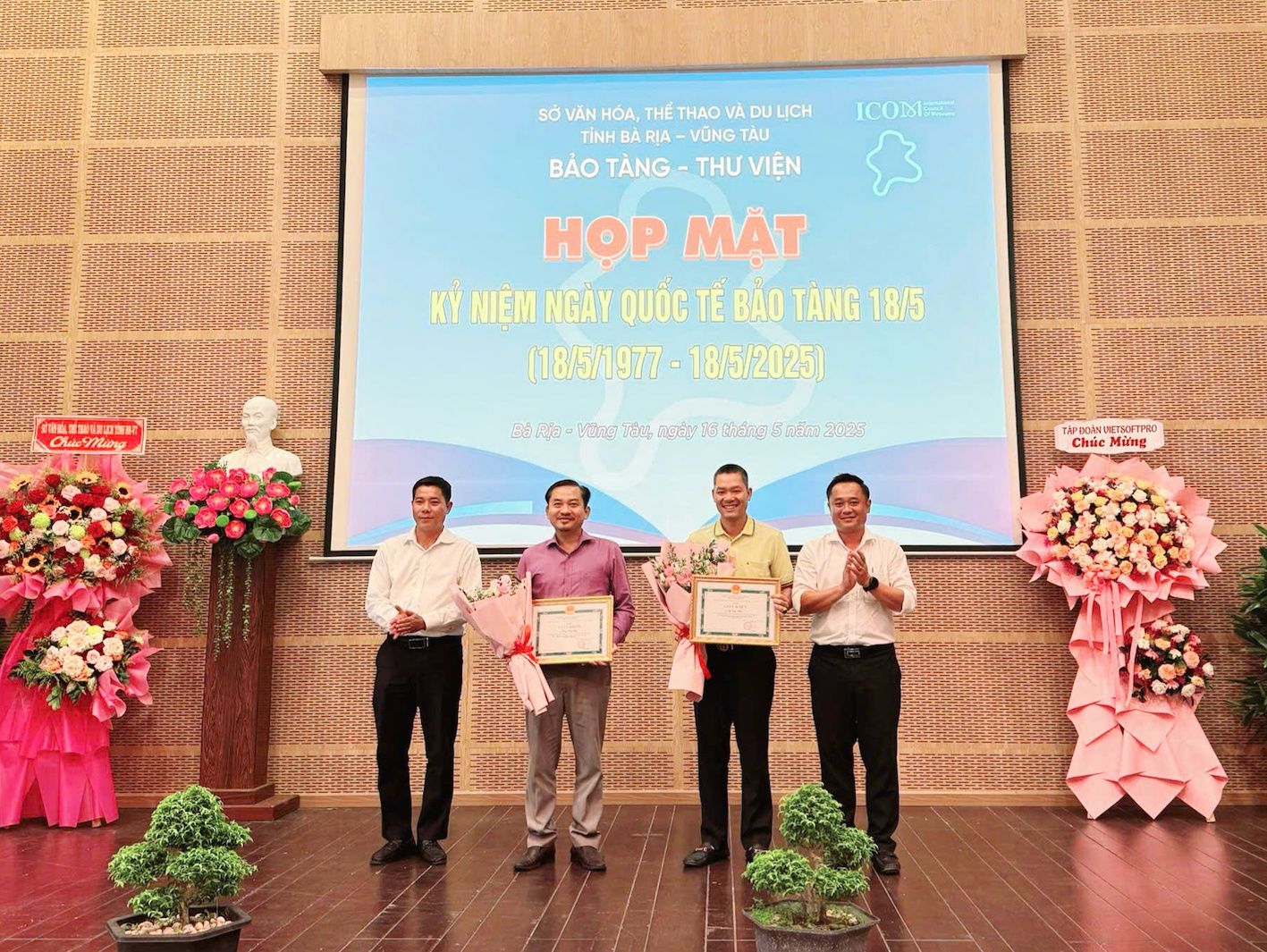 Ông Nguyễn Minh Triết, Phó Giám đốc Sở VH-TT-DL và ông Trần Công Sơn, Giám đốc Bảo tàng-Thư viện tỉnh tặng giấy khen đến hai nhà sưu tập.
