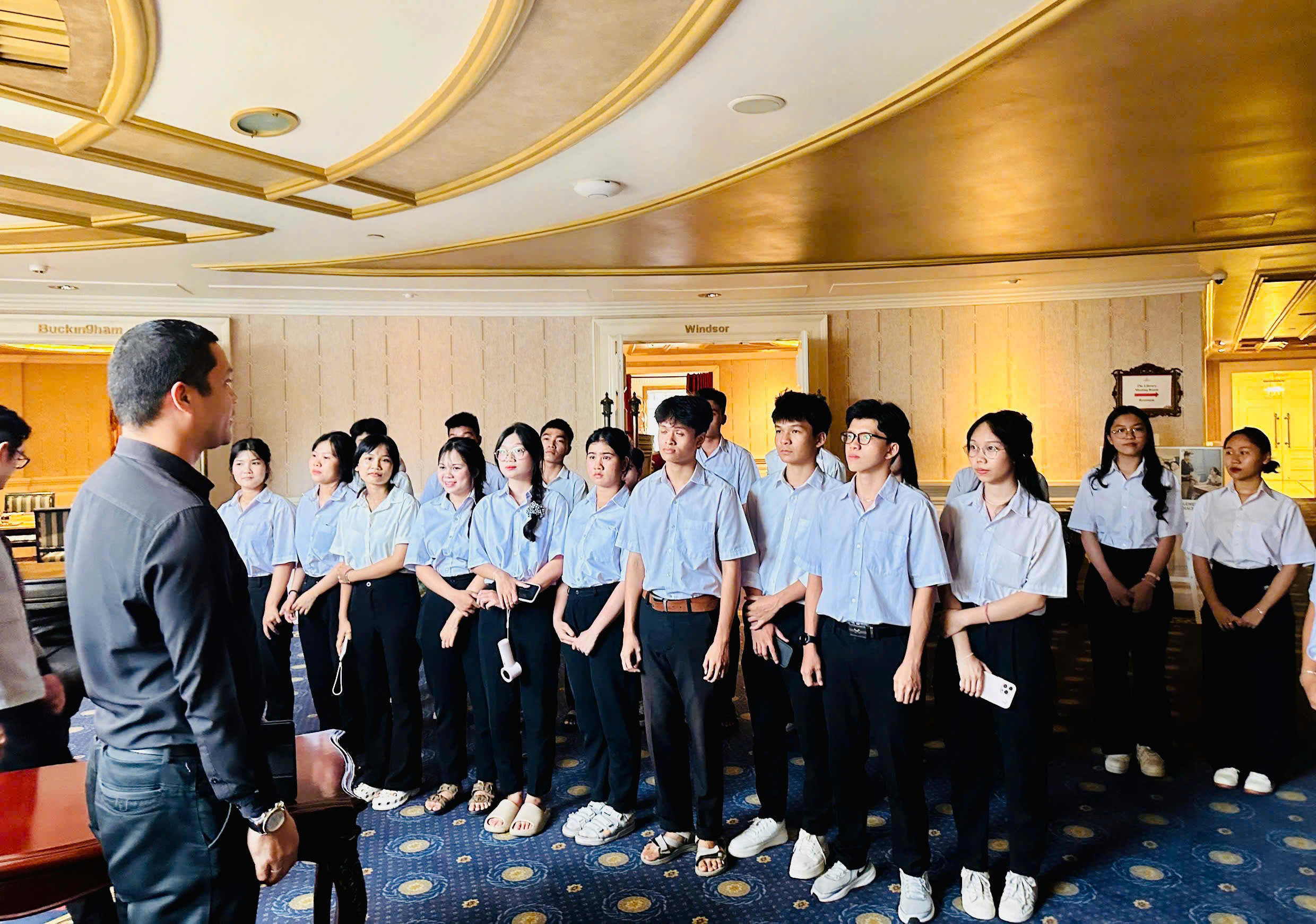 Các em học sinh tham quan, trải nghiệm tại Khách sạn The Imperial Vũng Tàu.