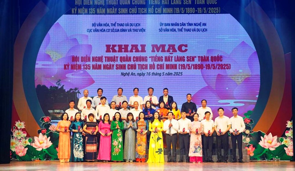 Đại diện các đoàn nghệ thuật quần chúng nhận biểu trưng kỷ niệm của Ban Tổ chức. Ảnh: Báo Văn hóa.
