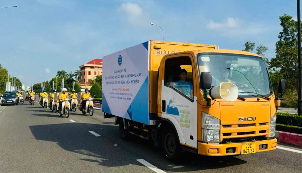 Ra quân, diễu hành, tuyên truyền lưu động trên một số tuyến đường trên địa bàn tỉnh.