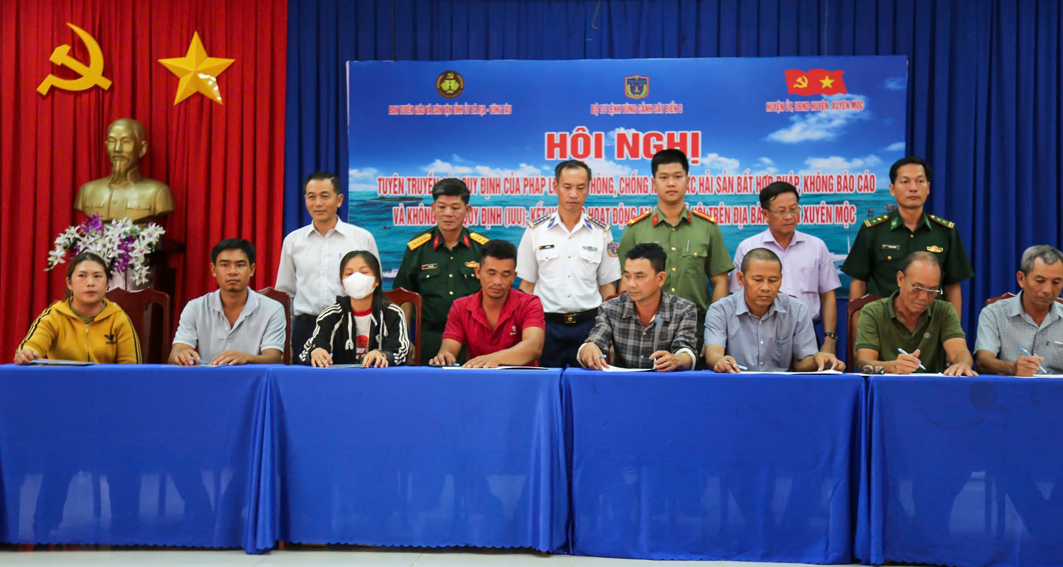 Đại diện Thủ trưởng Bộ Tư lệnh Vùng Cảnh sát biển 3 cùng chính quyền địa phương, các lực lượng vũ trang trên địa bàn chững kiến chủ tàu cá, chủ phương tiện, thuyền trưởng viết cam kết không vi phạm IUU.