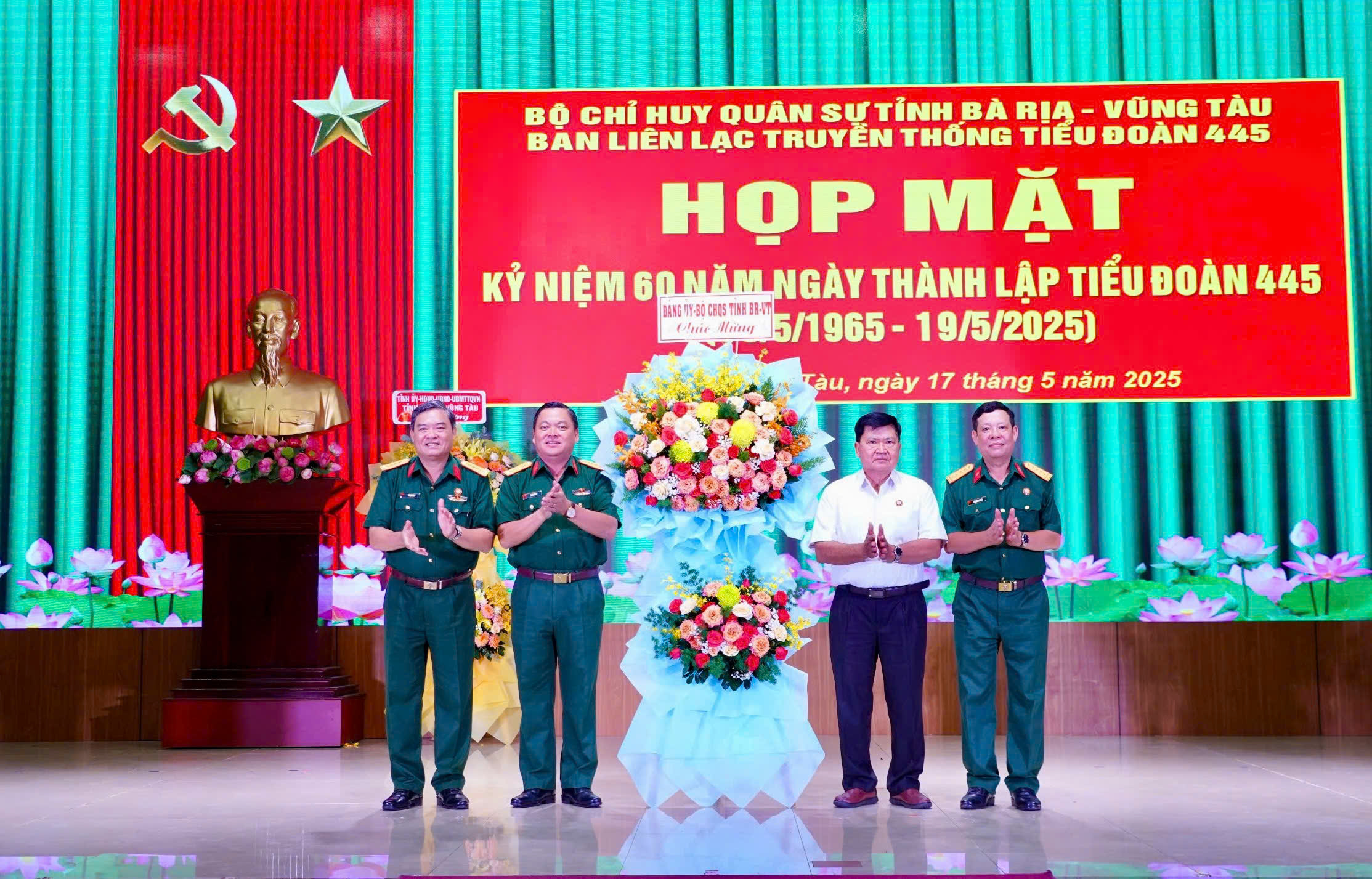 Lãnh đạo Bộ CHQS tỉnh tặng hoa cho Ban liên lạc Tiểu đoàn 445 tại buổi họp mặt.