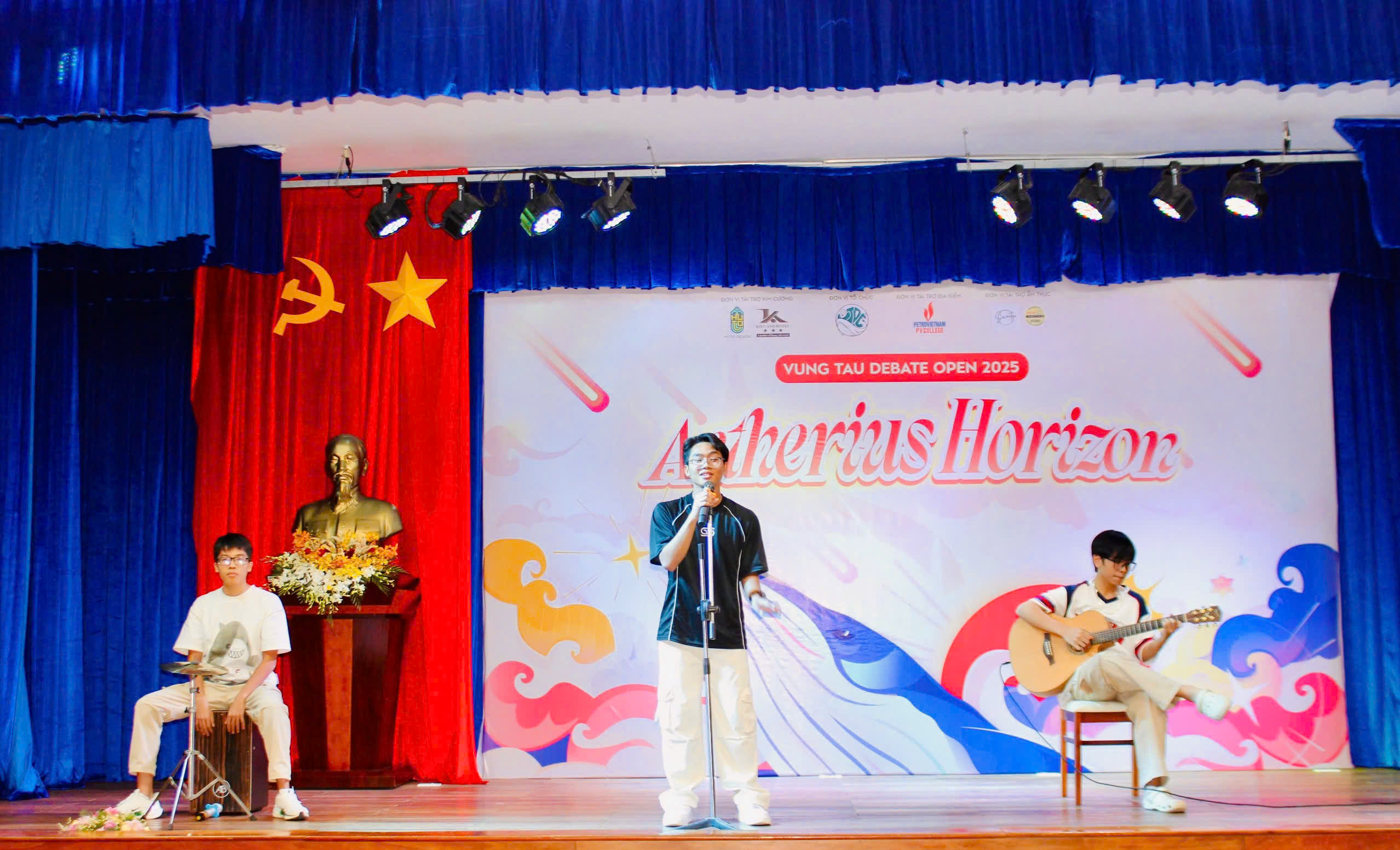 Tiết mục văn nghệ đặc sắc của cácc em học sinh Trường THPT chuyên Lê Quý Đôn tại lễ khai mạc.