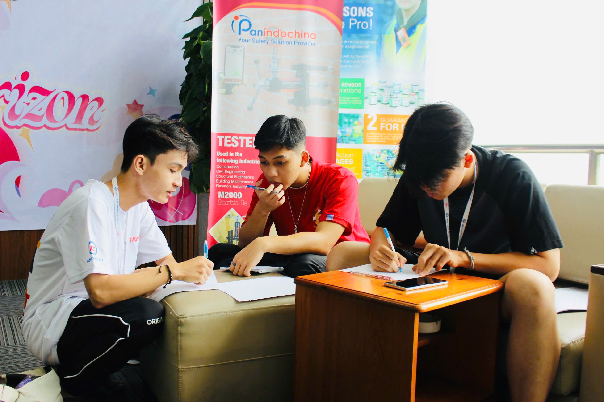 Các đội trao đổi, thảo luận về nội dung tranh biện trước khi bước vào vòng đấu chính thức.