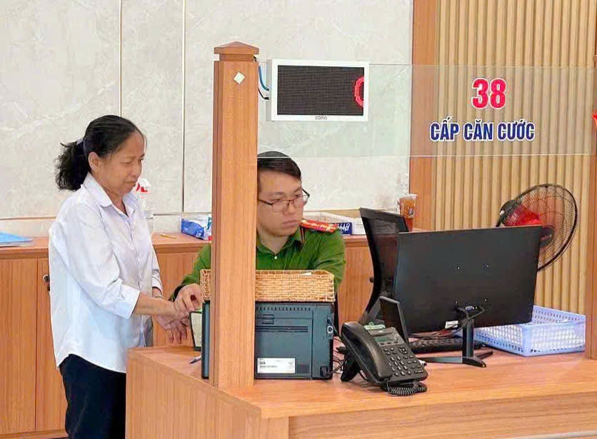 Cán bộ Phòng Quản lý hành chính về trật tự xã hội (Công an tỉnh) cấp căn cước cho người dân tại Trung tâm Phục vụ hành chính công tỉnh. 