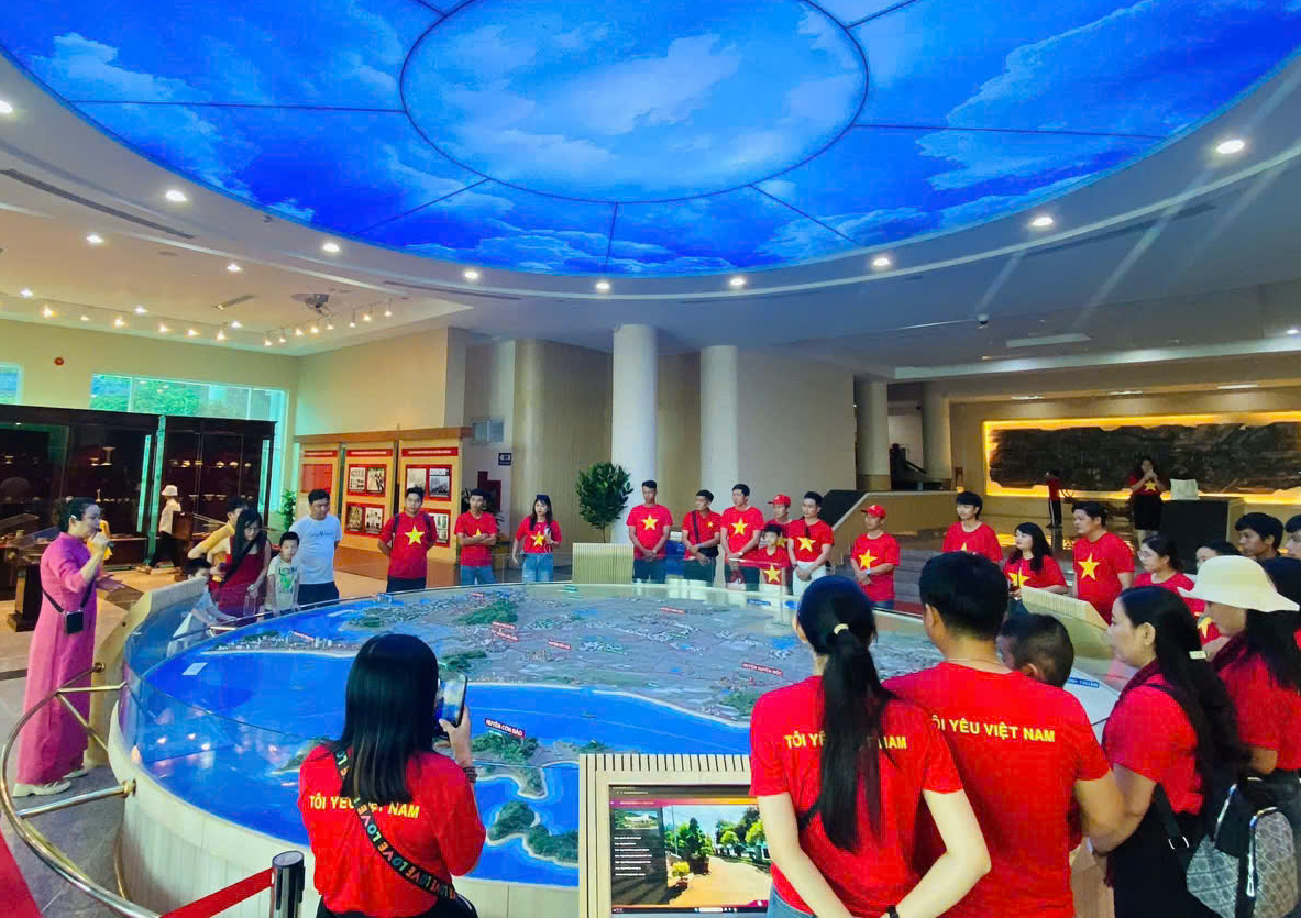 Du khách tham quan Bảo tàng tỉnh.