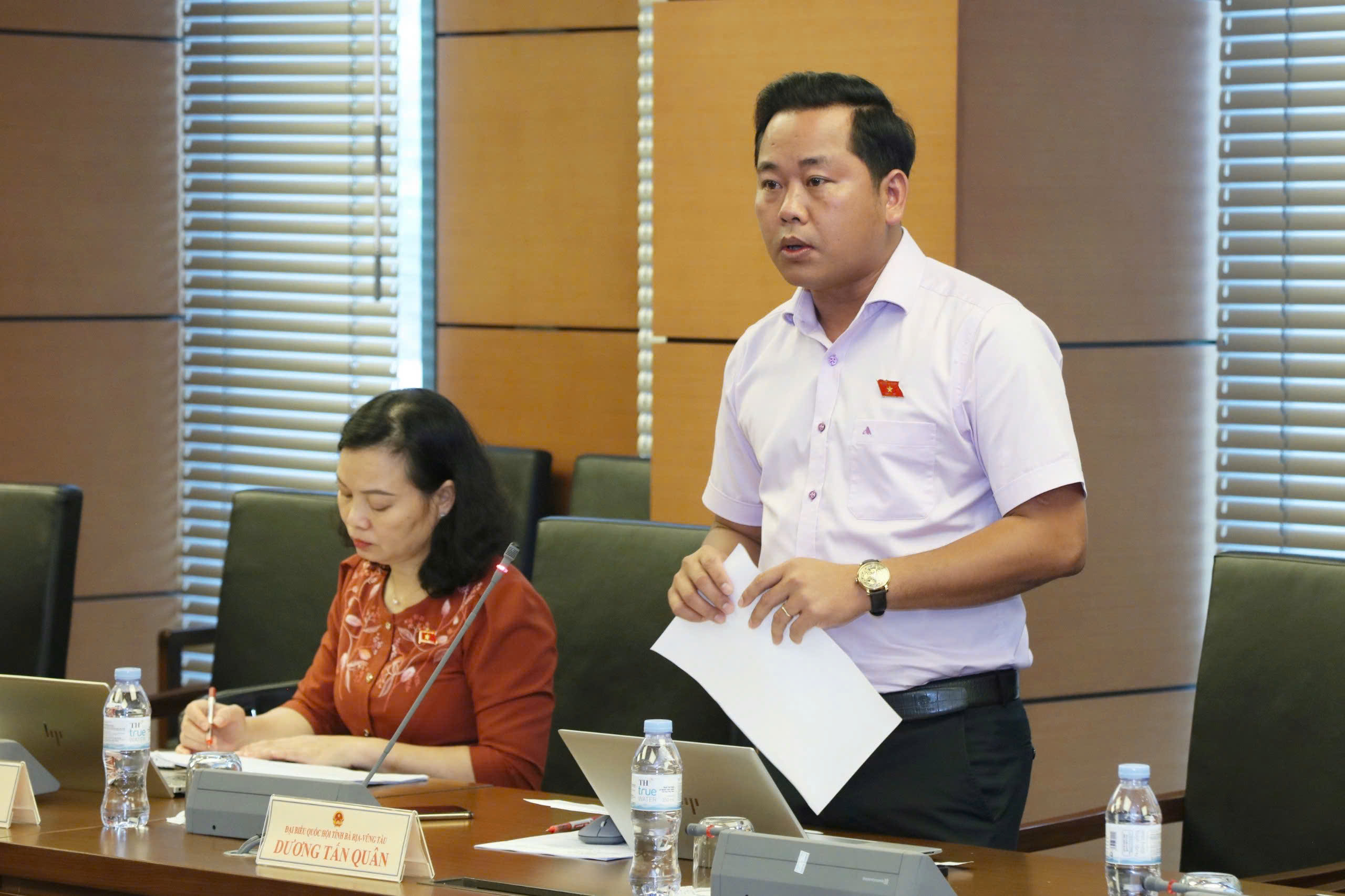 Đại biểu Dương Tấn Quân, Phó Giám đốc Trung tâm Y tế thành phố Phú Mỹ, Ủy viên Hội đồng Dân tộc: “Đề nghị cụ thể hóa quy định đấu thầu, đầu tư công để phù hợp thực tiễn địa phương”.