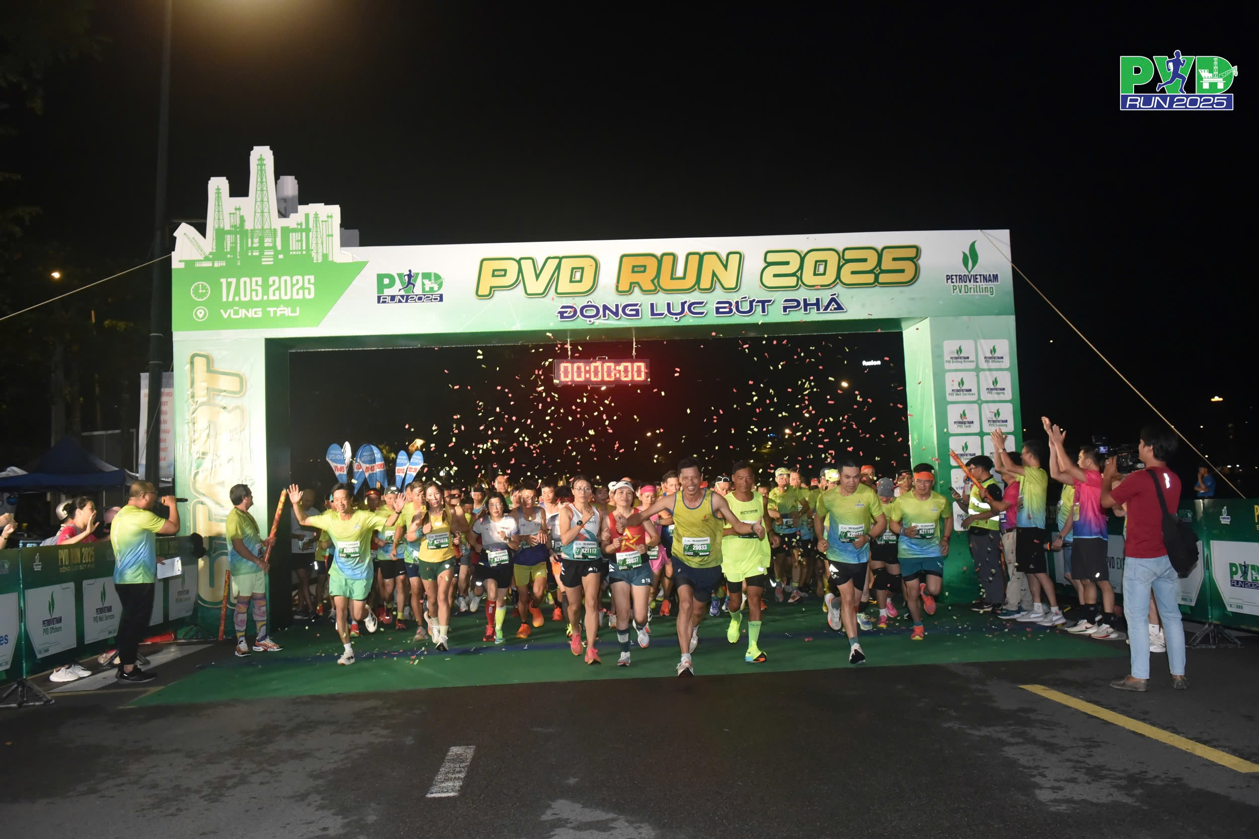 Các VĐV xuất phát tại Giải chạy việt dã PVD RUN 2025.