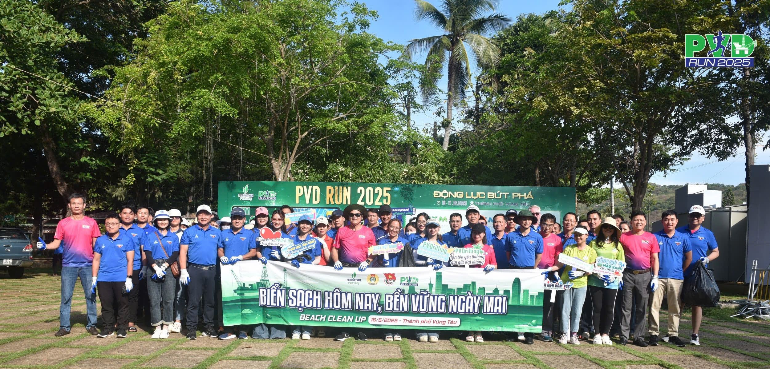 Trước ngày tổ chức giải, Đoàn Thanh niên PV Drilling cùng các VĐV đã tổ chức lễ ra quân làm sạch bờ biển tại Bãi Trước.