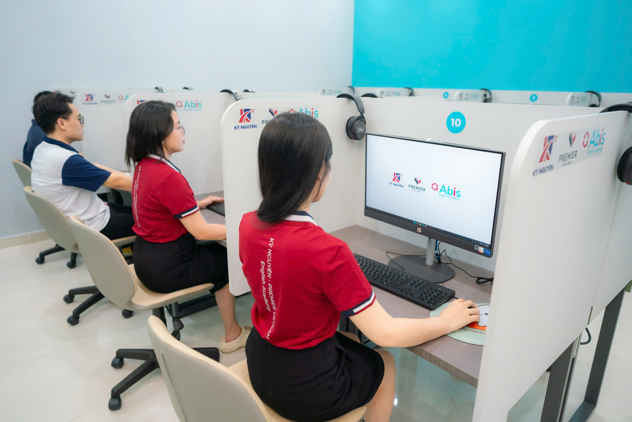 Các học viên Kỳ Nguyên thực hành thi IELTS trên máy tính 4 kỹ năng.