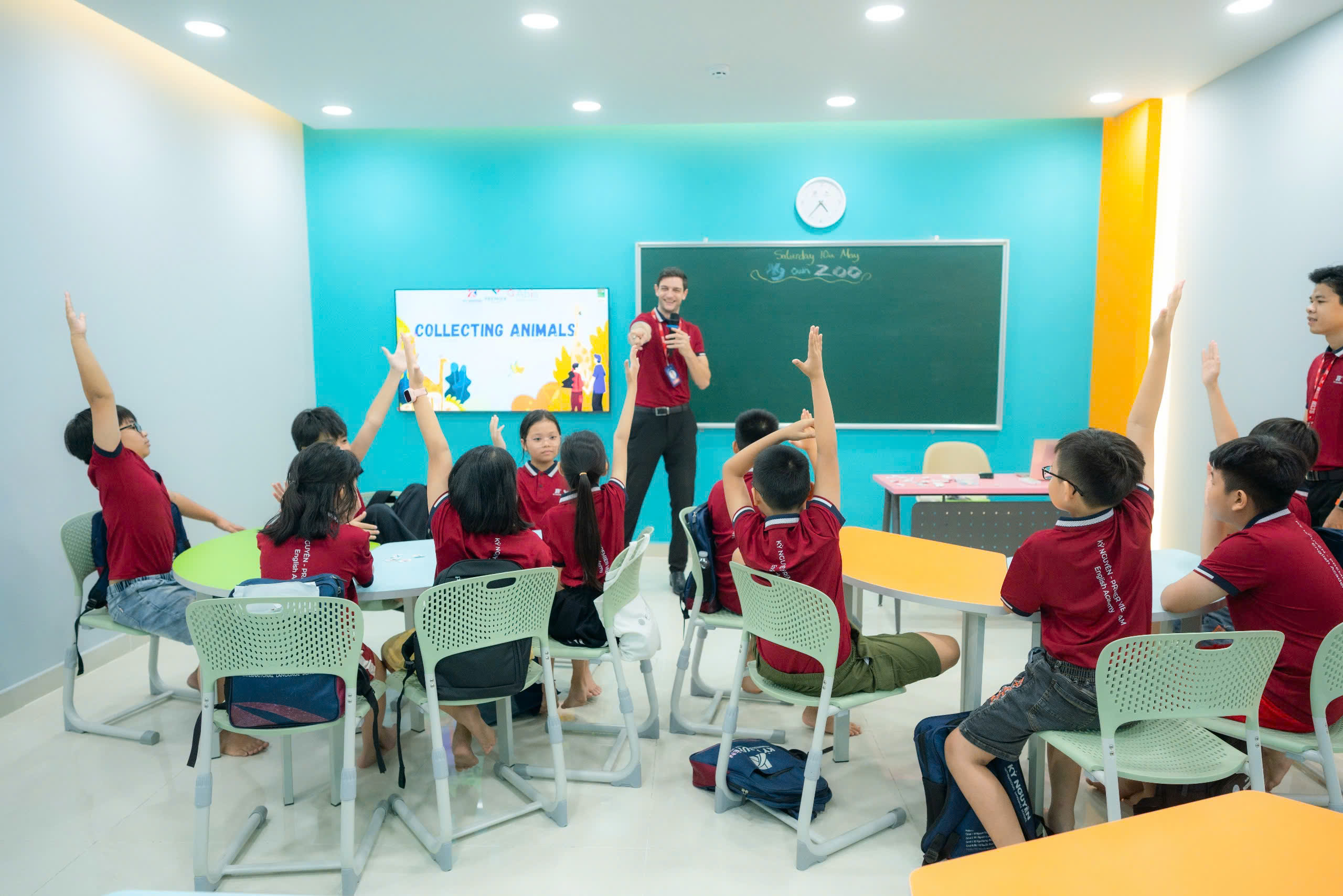 Một lớp học sôi động và hứng thú của các bạn học viên nhỏ.