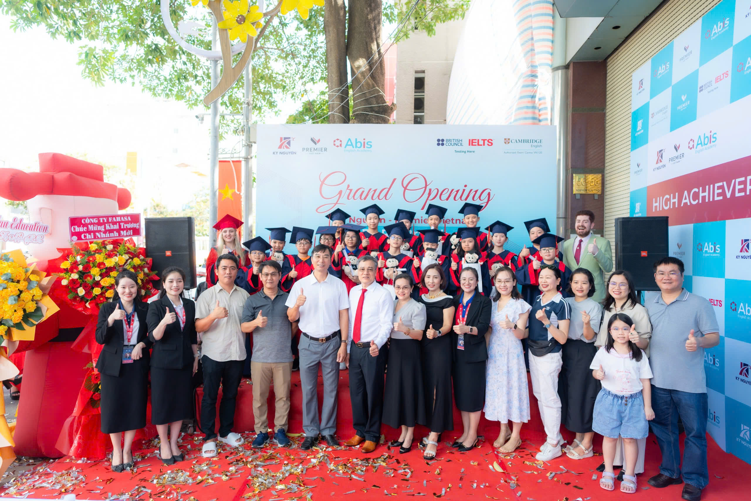 Rất đông các em học sinh và phụ huynh đến tham quan và trải nghiệm Kỳ Nguyên Bà Rịa trong ngày khai trương.