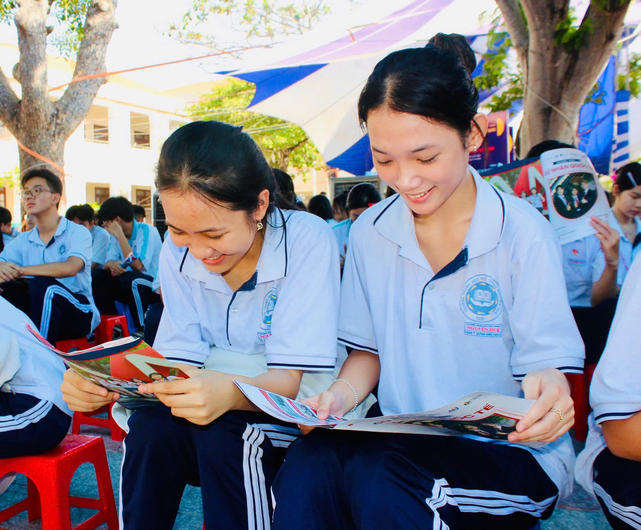 Các em học sinh Trường THPT Nguyễn Huệ tìm hiểu thông tin về Trường Đại học Văn Lang.
