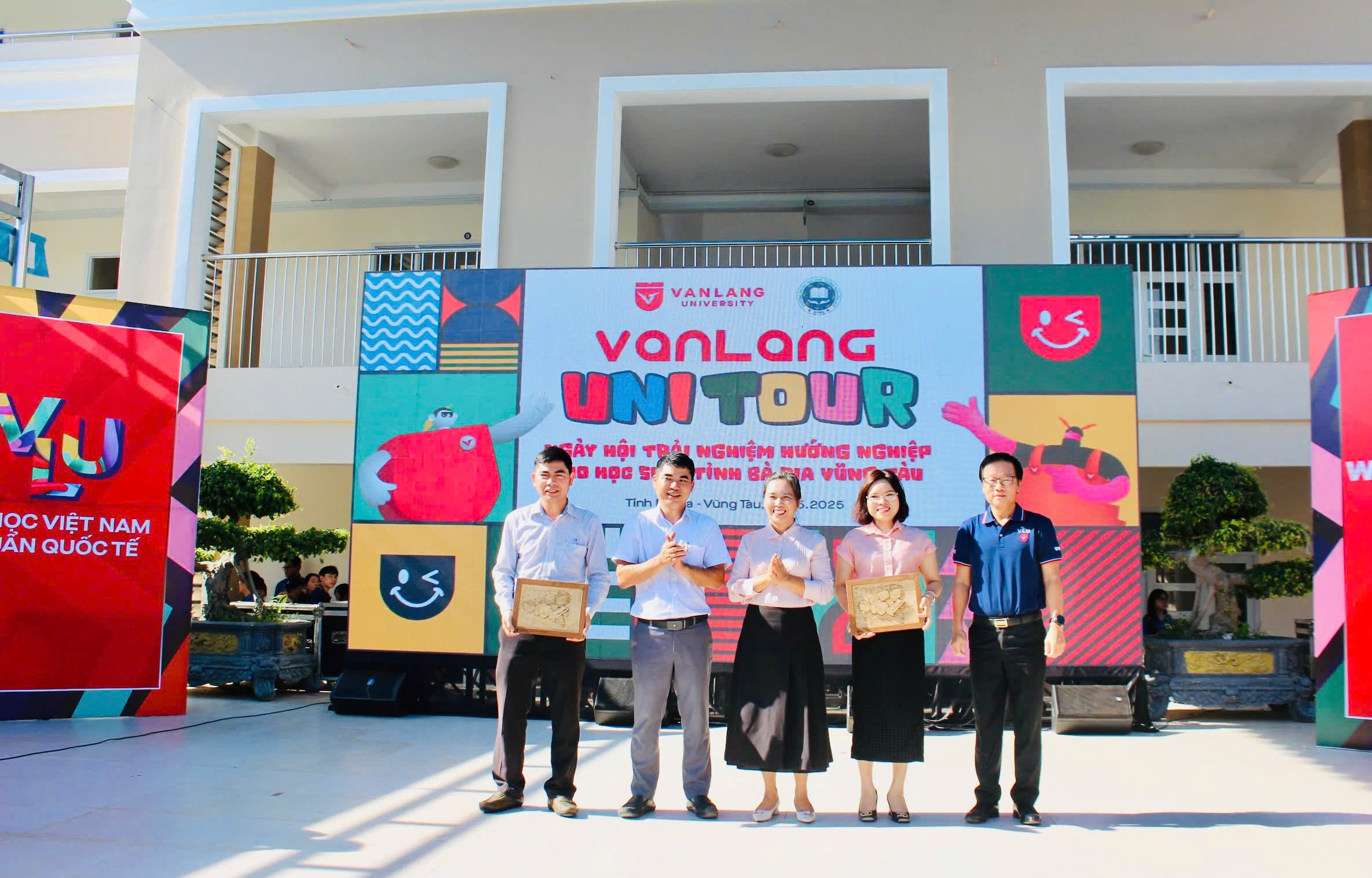 Đại diện Trường Đại học Văn Lang trao quà lưu niệm cho các trường THPT tham dự chương trình.