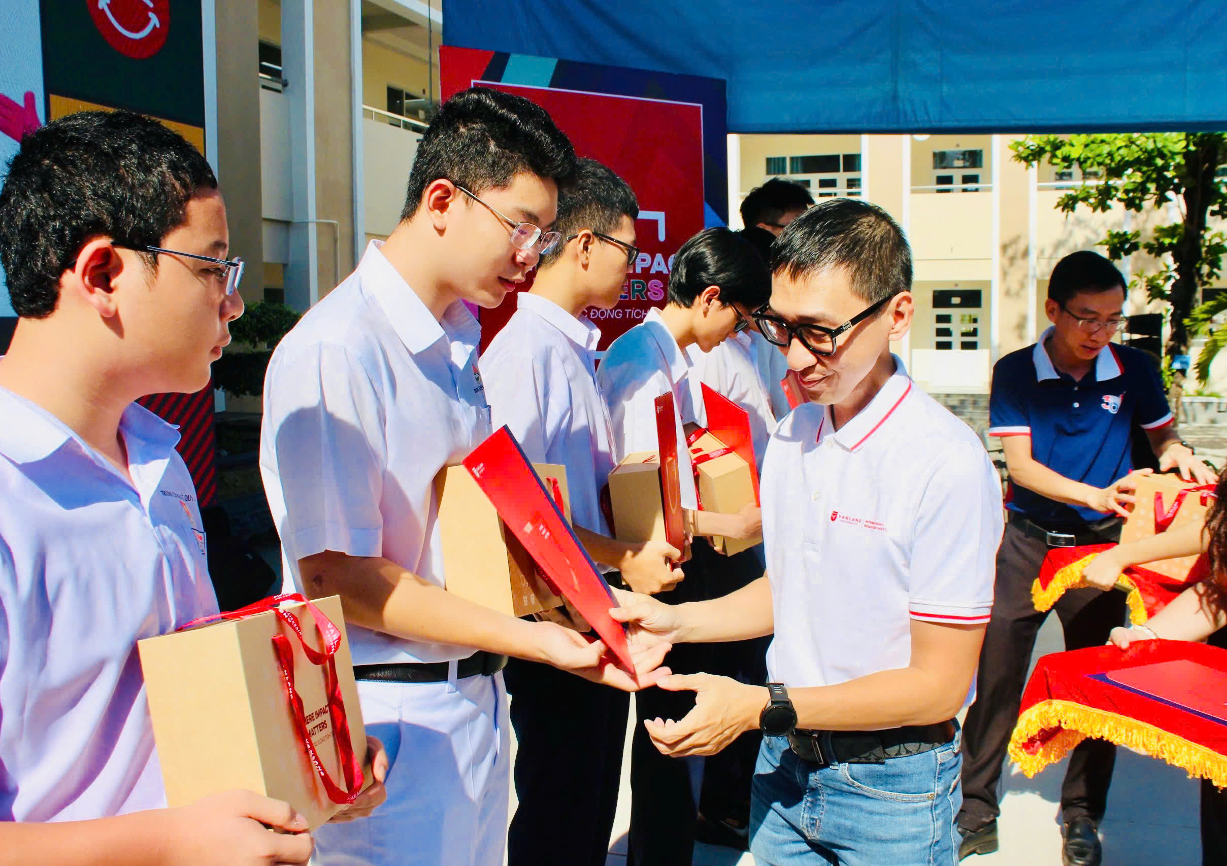 Trường Đại học Văn Lang trao học bổng cho các em học sinh đạt thành tích nổi bật trong học tập.