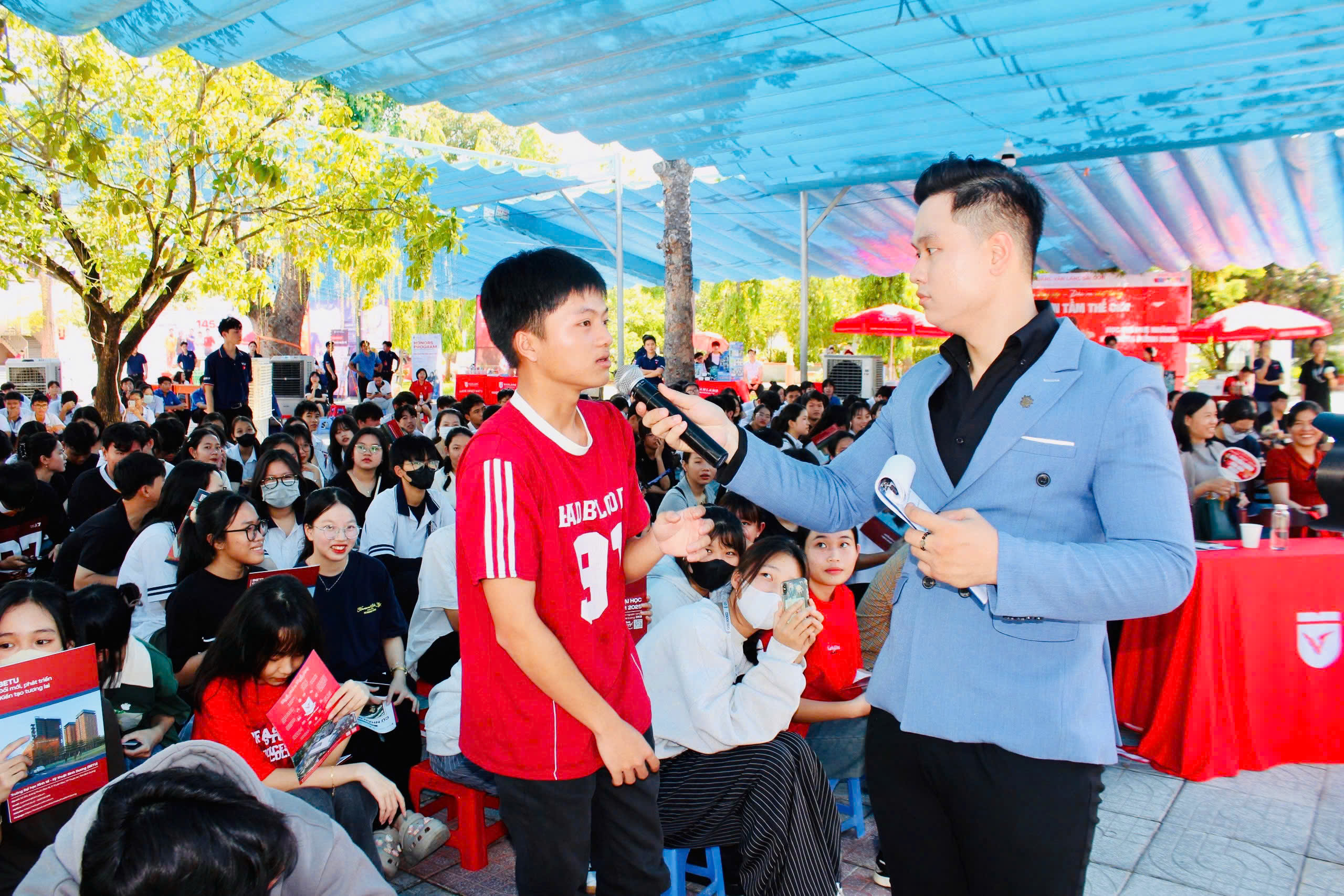 Các em học sinh sôi nổi tham gia các hoạt động của chương trình.