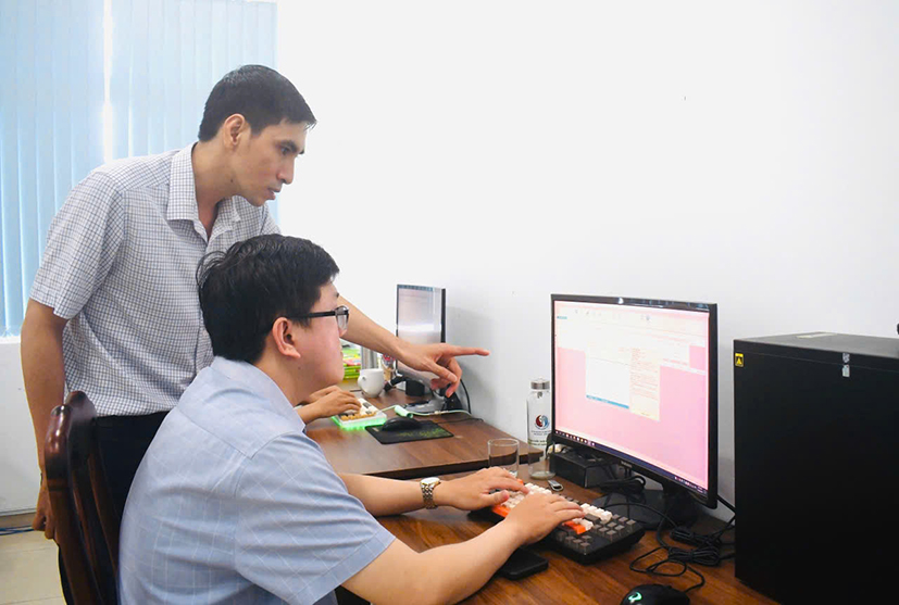 Ông Nguyễn Đức Long, Trưởng phòng Phát triển công nghệ, Trung tâm Công nghệ thông tin Tài nguyên và Môi trường (Sở Nông nghiệp và Môi trường) trao đổi về thao tác lấy dữ liệu thông tin hồ sơ công chứng chuyển nhượng quyền sở hữu đất.