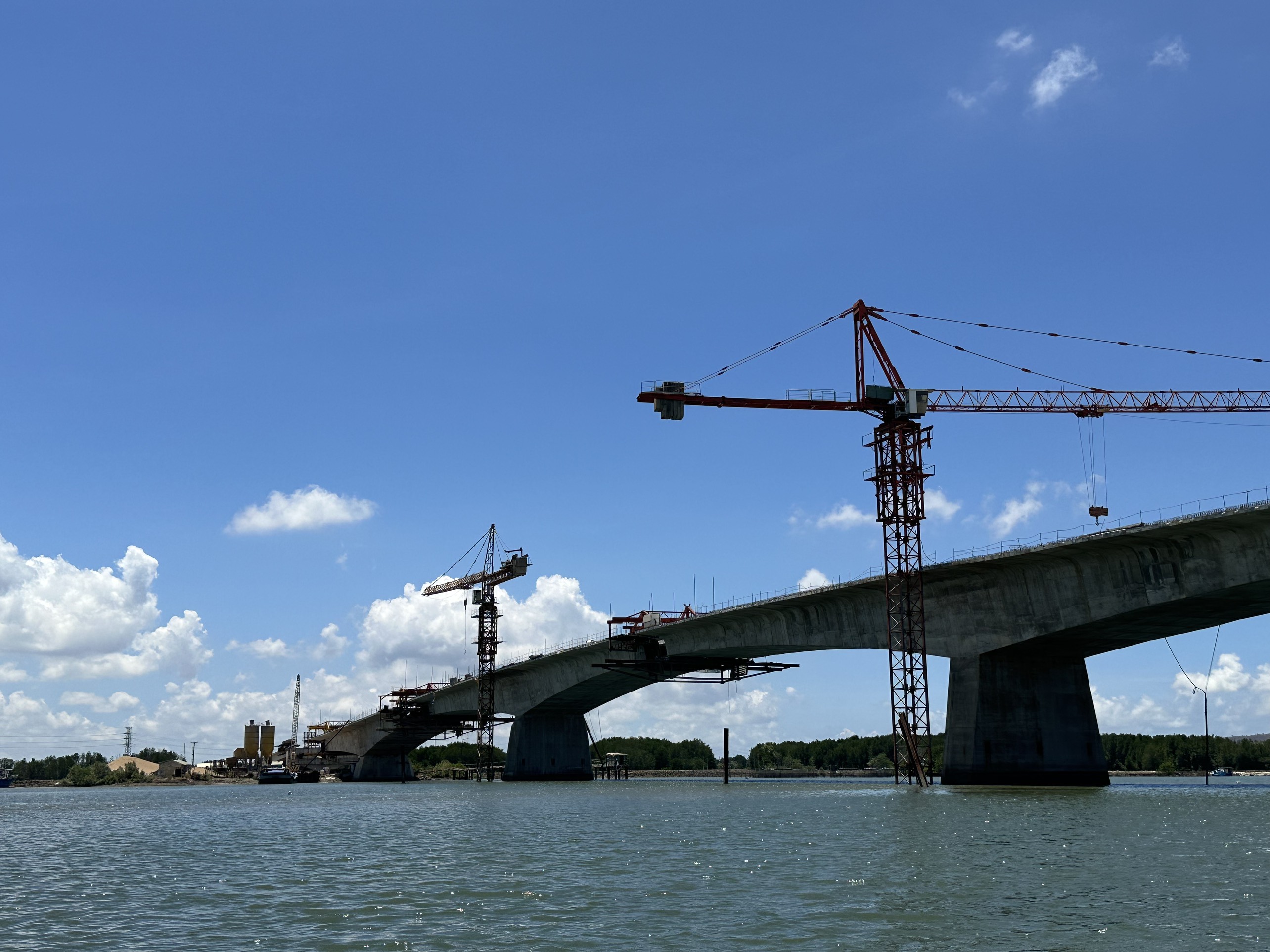 Cầu Mỏ Nhát thuộc dự án đường 991B đang hợp long.