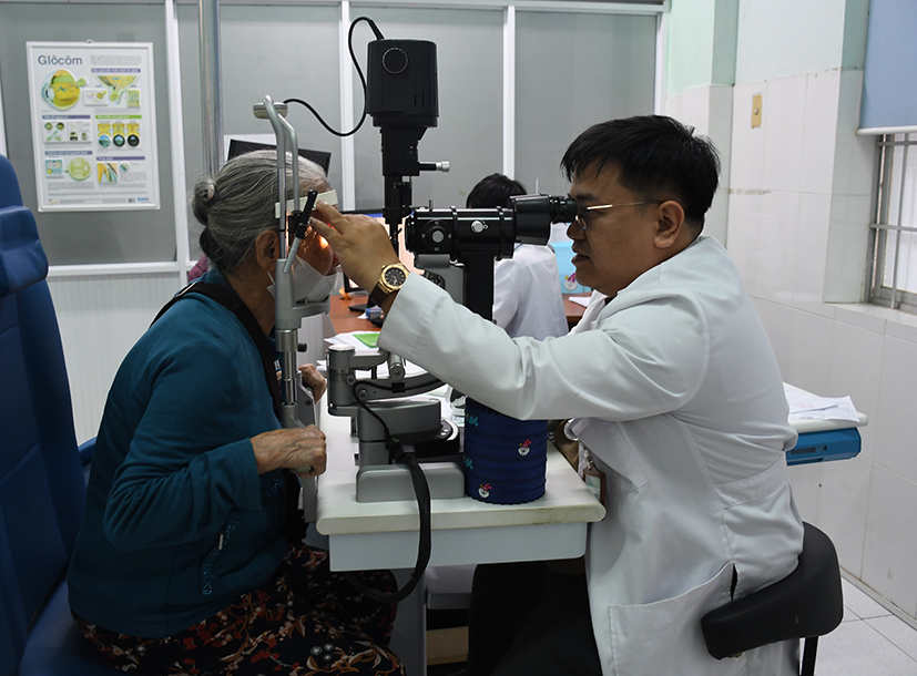 Bác sĩ Nguyễn Hoàng Tùng (Trưởng Khoa Khám bệnh-Cấp cứu, Bệnh viện Mắt tỉnh) là cá nhân điển hình trong học tập và làm theo Bác.
