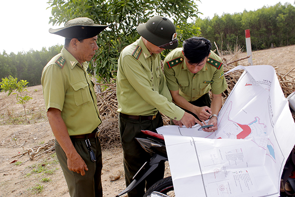 Lực lượng Hạt Kiểm lâm Long Đất sử dụng phần mềm định vị GPS để xác định ranh đất rừng.