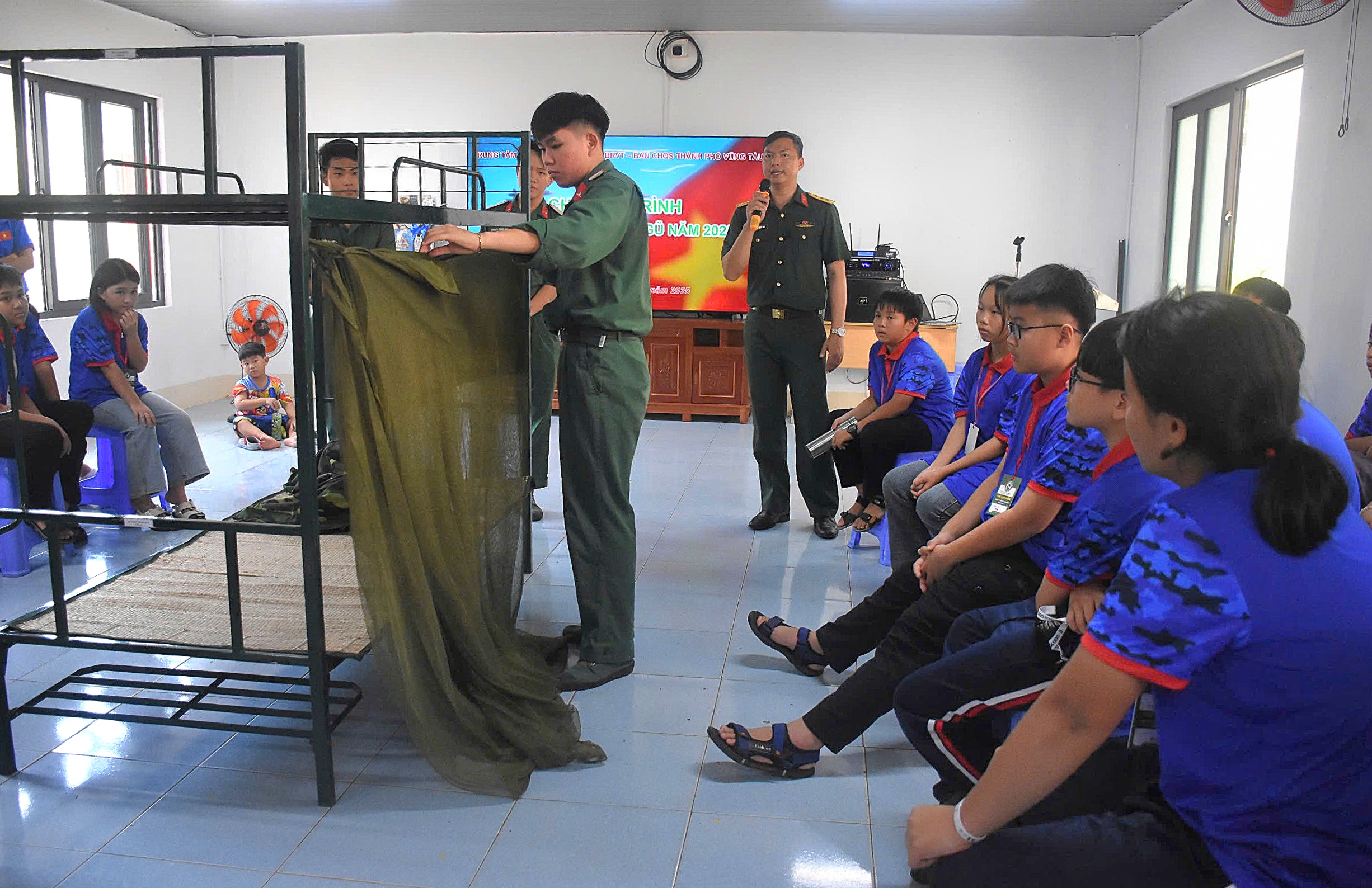 Thanh thiếu niên được chiến sĩ Ban Chỉ huy Quân sự TP.Vũng Tàu hướng dẫn gấp nội vụ.