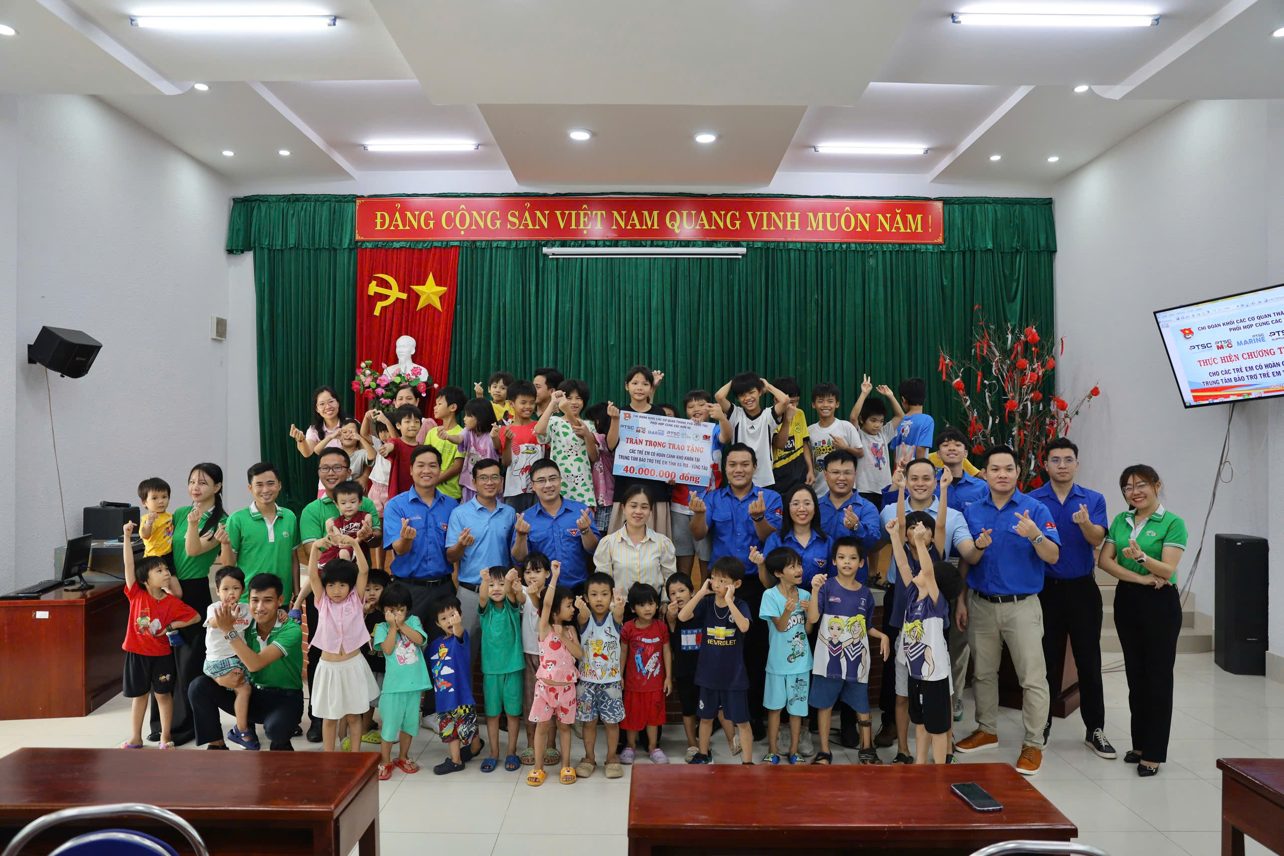 Đại diện Chi đoàn Khối các cơ quan TP.Vũng Tàu  và các đơn vị tặng quà cho Trung tâm Công tác xã hội  và Bảo trợ trẻ em tỉnh.