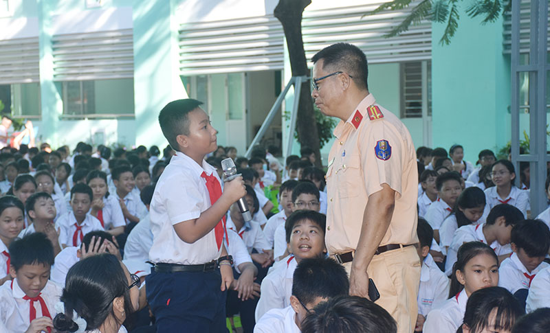 Phòng Cảnh sát giao thông tương tác với học sinh bằng các câu hỏi về an toàn giao thông. 