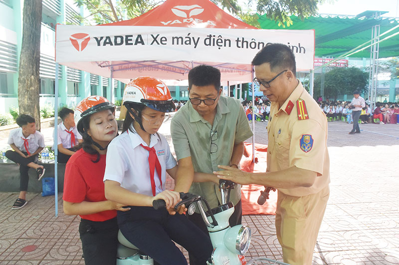 Hướng dẫn học sinh vận hành xe đạp điện. 