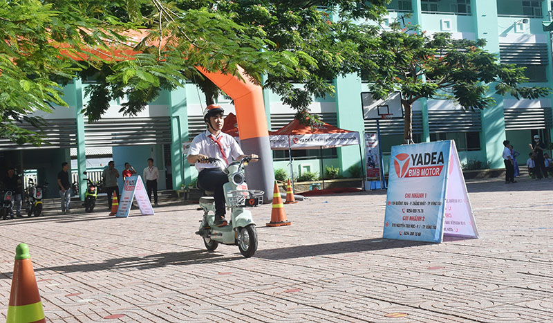Học sinh trải nghiệm điều khiển xe đạp điện. 