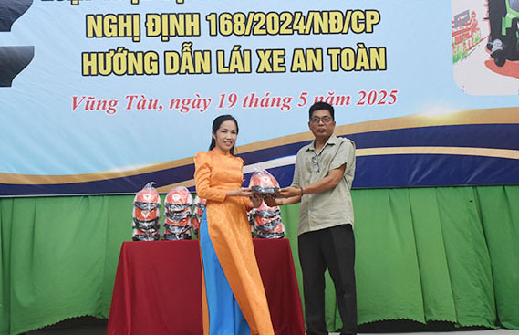 Đại diện xe máy điện thông minh YADEA Vũng Tàu tặng nón bảo hiểm cho đại diện Trưởng THCS Lương Thế Vinh. 