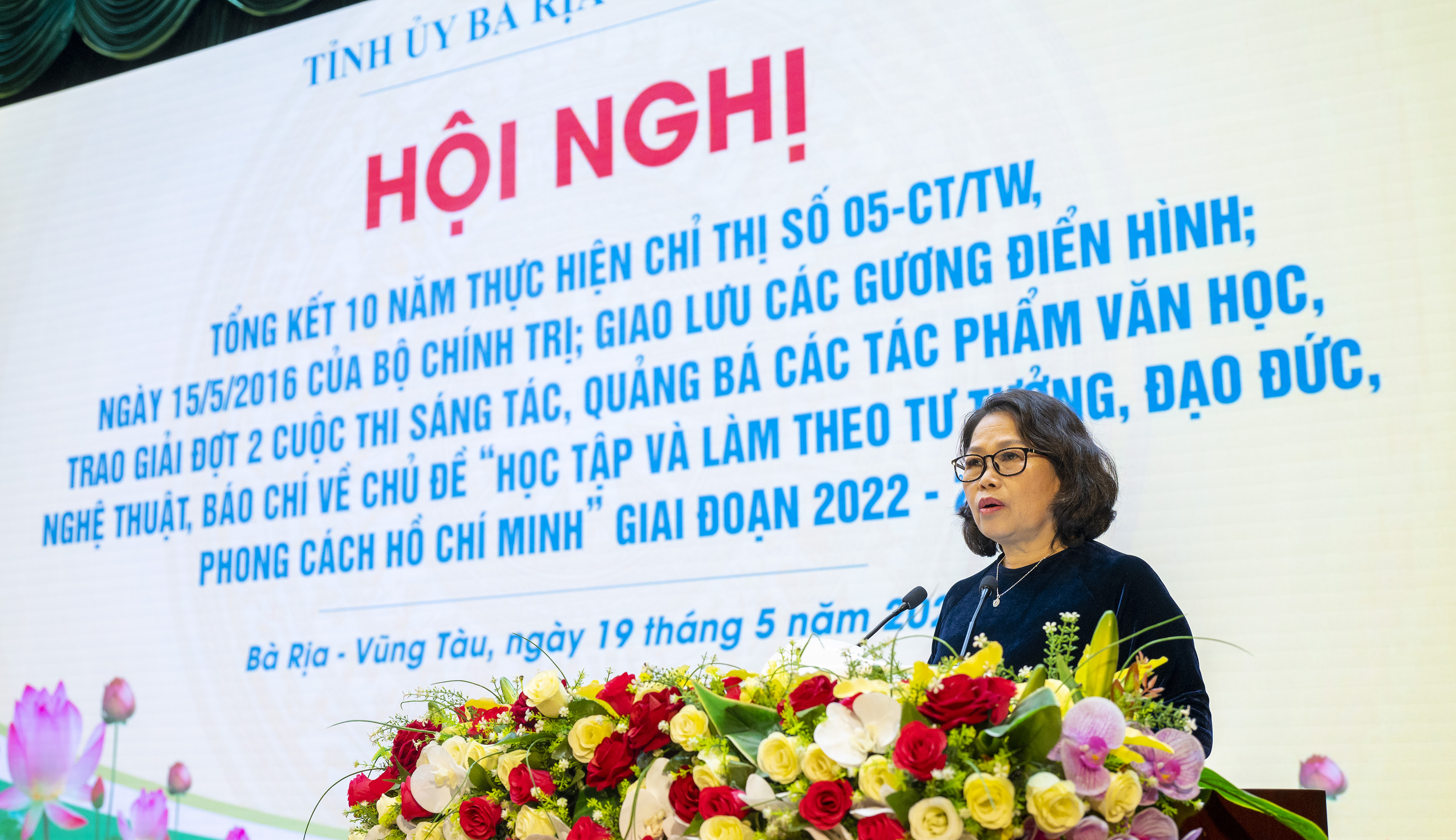 Bà Nguyễn Thị Yến, Phó Bí thư Thường trực Tỉnh ủy, Trưởng đoàn Đại biểu quốc hội tỉnh phát biểu tại hội nghị.