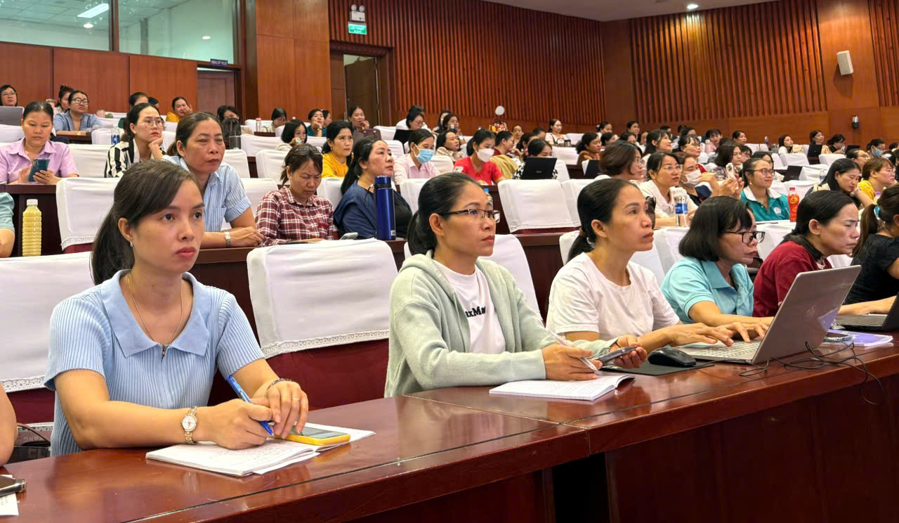 Học viên tham gia lớp bồi dưỡng ứng dụng công nghệ số trong hoạt động thư viện.
