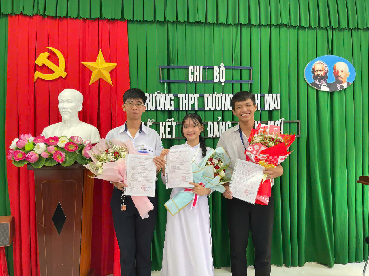 3 đảng viên mới của Chi bộ Trường THPT Dương Bạch Mai là các học sinh ưu tú của trường.