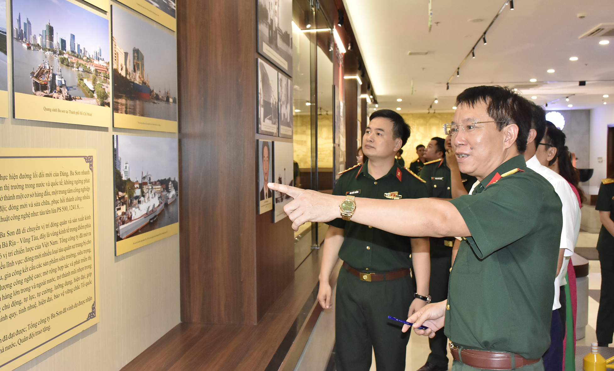 Lãnh đạo Tổng Công ty Ba Son và khách mời tham quan phòng truyền thống.