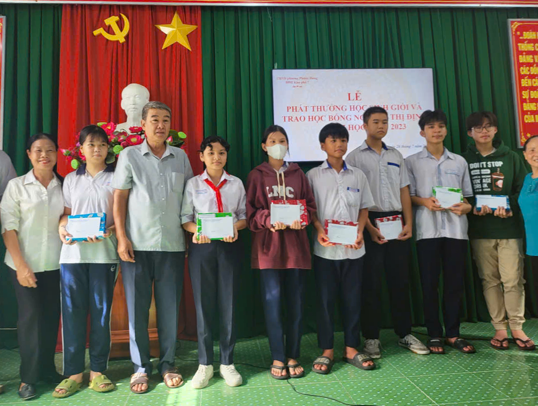 Đại diện Khu phố 7, phường Phước Hưng, TP.Bà Rịa trao quà cho học sinh vượt khó học giỏi.