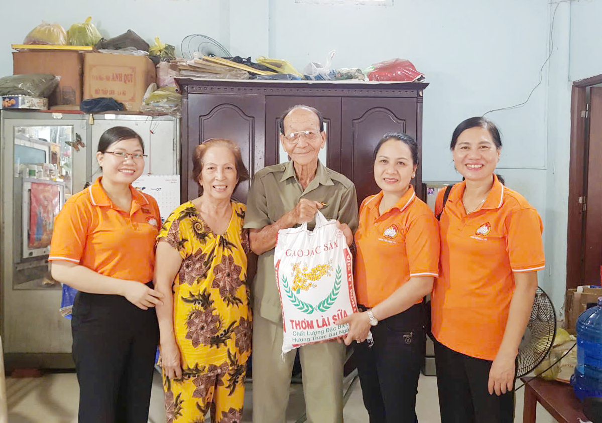 Đại diện Khu phố 5, phường 7, TP.Vũng Tàu trao gạo hỗ trợ gia đình ông Lê Văn Tuất.