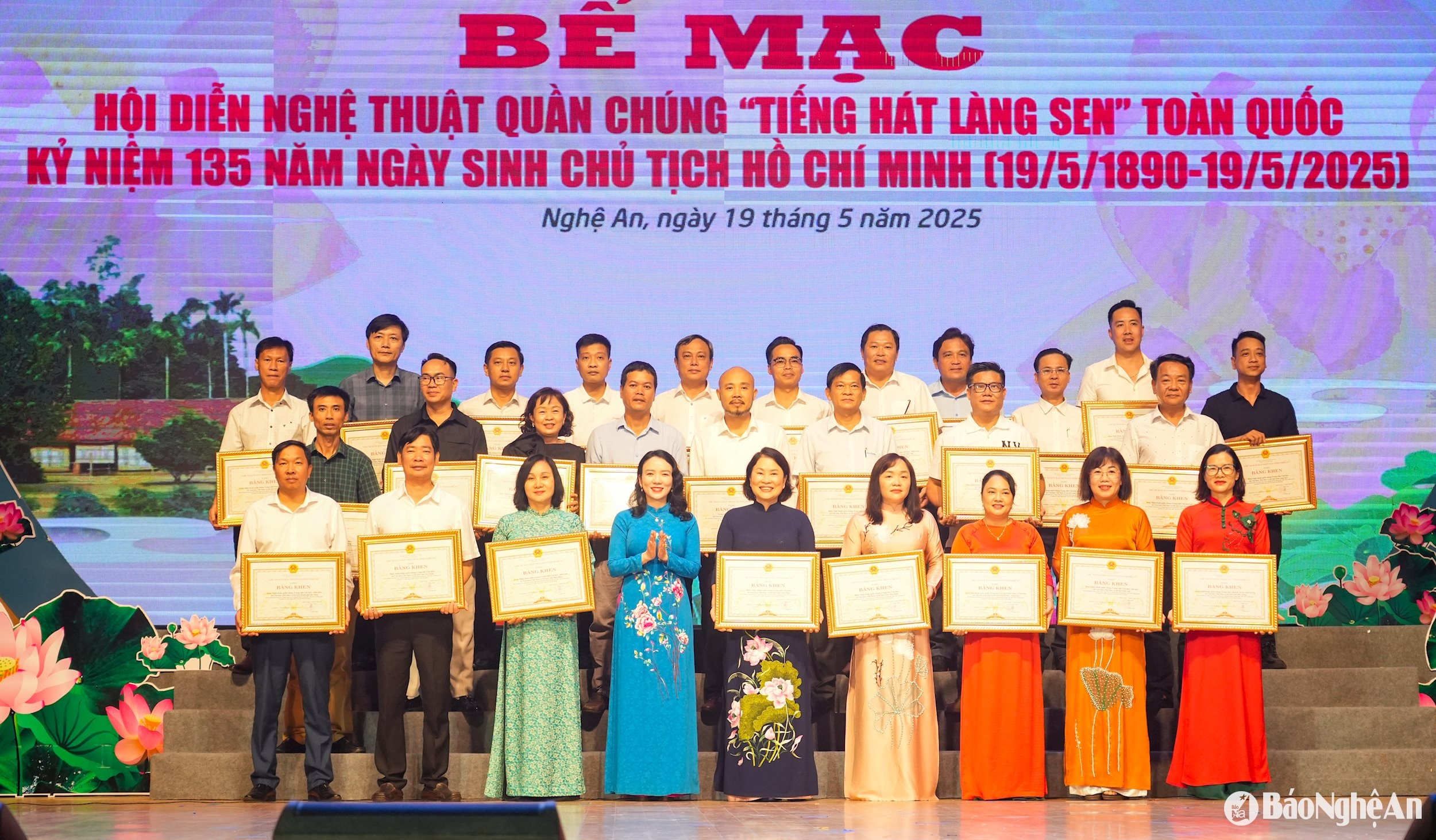 Bà Trần Thị Mỹ Hạnh - Giám đốc Sở Văn hóa, Thể thao và Du lịch tỉnh Nghệ An trao Bằng khen của UBND tỉnh Nghệ An cho các đoàn nghệ thuật tham gia Hội diễn.Ảnh: BÁO NGHỆ AN.