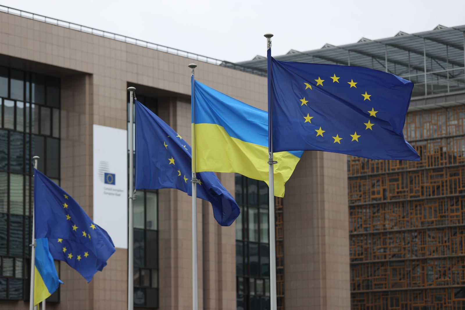 Cờ của EU và Ukraine.